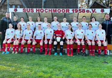 Bl&ouml;men VuS stattet die Fu&szlig;ballmannschaft des SuS Hochmoor mit einem Satz Trikots, Trainingsanz&uuml;gen, Winterm&auml;nteln und Aufw&auml;rmshirts aus.