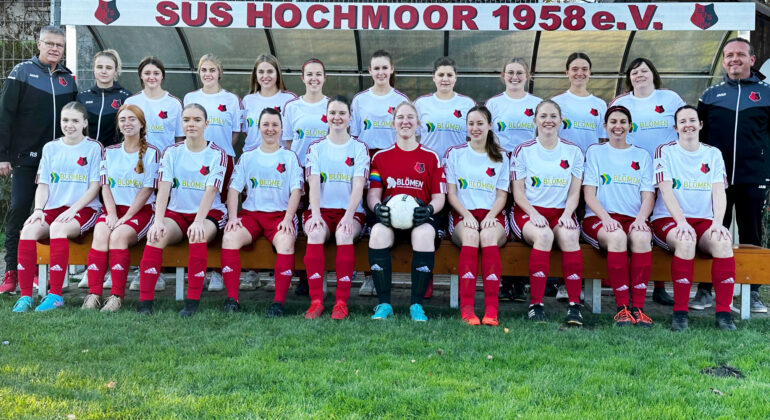 Blömen VuS stattet die Fußballmannschaft des SuS Hochmoor mit einem Satz Trikots, Trainingsanzügen, Wintermänteln und Aufwärmshirts aus.