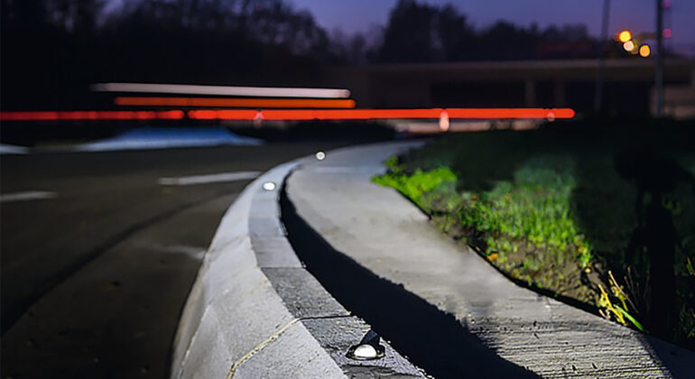 In der Spur bleiben: Für bessere Sichtverhältnisse sorgen unter anderem mit witterungsbeständige Glasreflektoren von Blömen VuS.